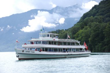 Harbor 'da bir gemi.