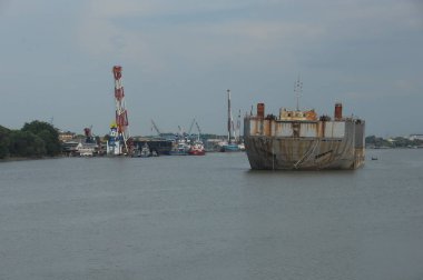 Harbor 'da bir gemi.