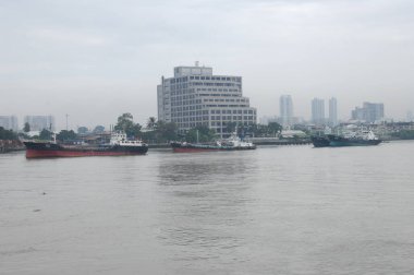Harbor 'da bir gemi.