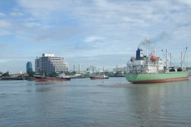 Harbor 'da bir gemi.