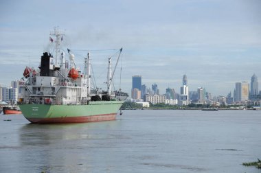 Harbor 'da bir gemi.