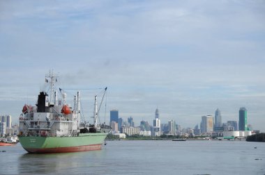 Harbor 'da bir gemi.