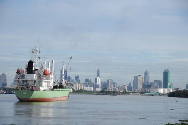 Harbor 'da bir gemi.