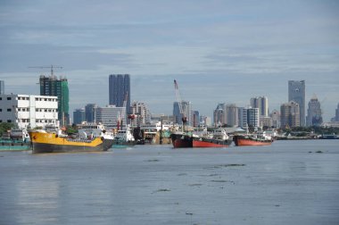 Harbor 'da bir gemi.