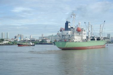 Harbor 'da bir gemi.