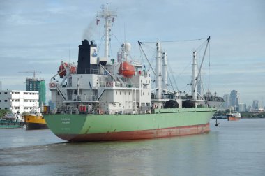 Harbor 'da bir gemi.