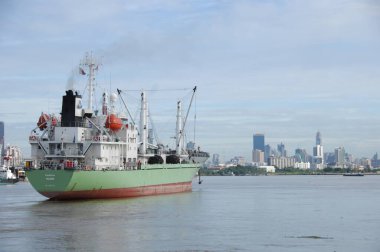 Harbor 'da bir gemi.