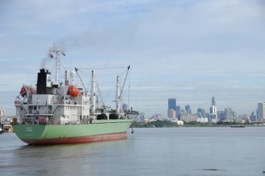 Harbor 'da bir gemi.