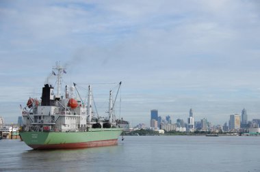 Harbor 'da bir gemi.