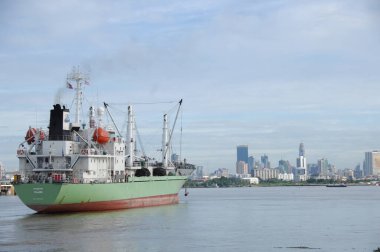 Harbor 'da bir gemi.