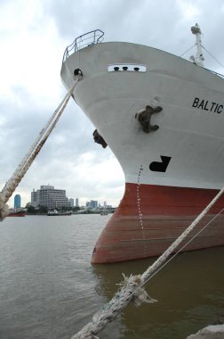 Harbor 'da bir gemi.