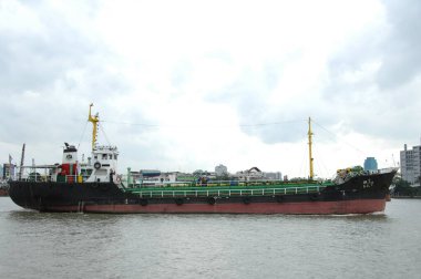 Harbor 'da bir gemi.