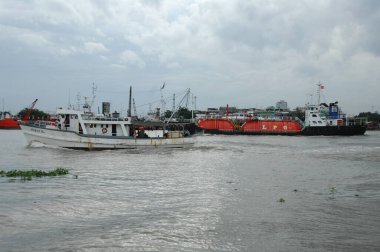 Harbor 'da bir gemi.