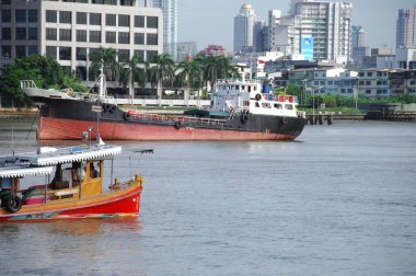 Harbor 'da bir gemi.