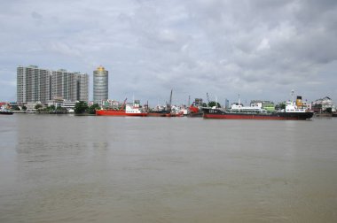 Harbor 'da bir gemi.