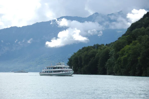 Harbor 'da bir gemi.