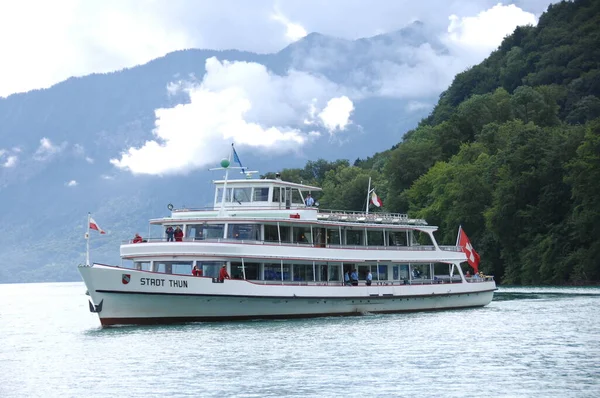 Harbor 'da bir gemi.