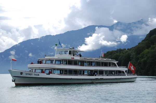 Harbor 'da bir gemi.