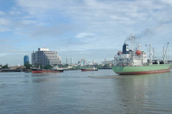 Harbor 'da bir gemi.