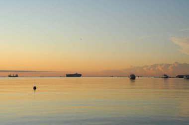 Harbor 'da bir gemi.