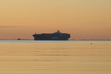 Harbor 'da bir gemi.