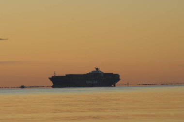 Harbor 'da bir gemi.