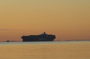 Harbor 'da bir gemi.