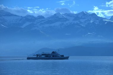 Harbor 'da bir gemi.