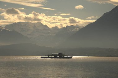 Harbor 'da bir gemi.