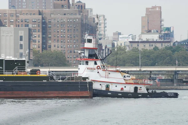 Harbor 'da bir gemi.