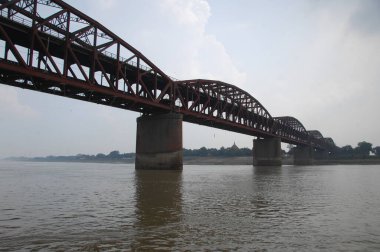 su üzerinden köprü