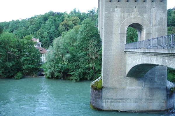 Γέφυρα Μέσα Από Ποτάμι — Φωτογραφία Αρχείου
