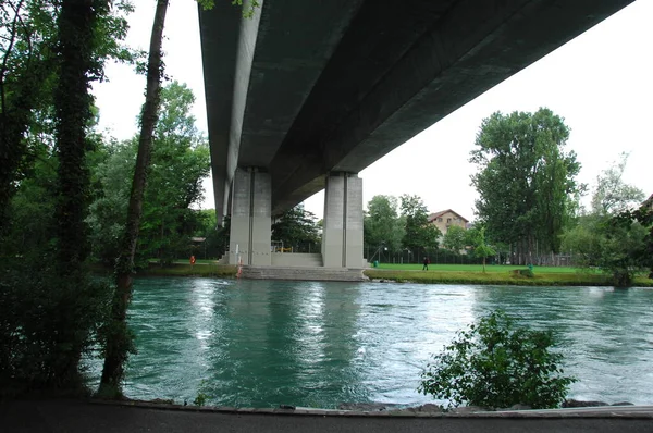 Puente Través Del Río —  Fotos de Stock