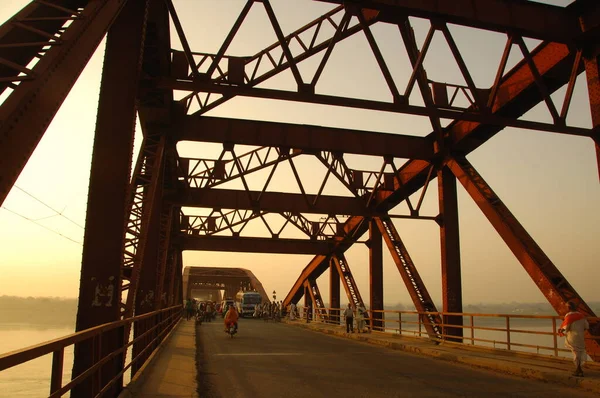 Brücke Für Fahrenden Zug — Stockfoto