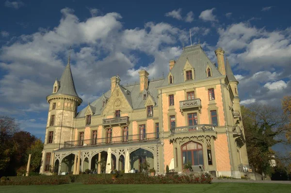 Bir Avrupa Şatosu 'nun dışı