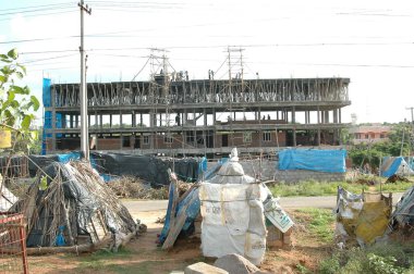 İnşaat binasının dışı.