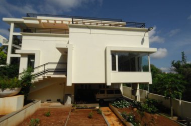 Modern Binanın Dışı