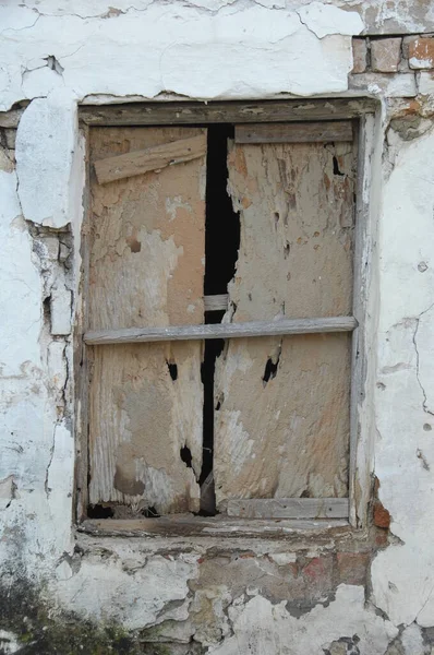 Kırsal Bir Evin Eski Ahşap Penceresi — Stok fotoğraf