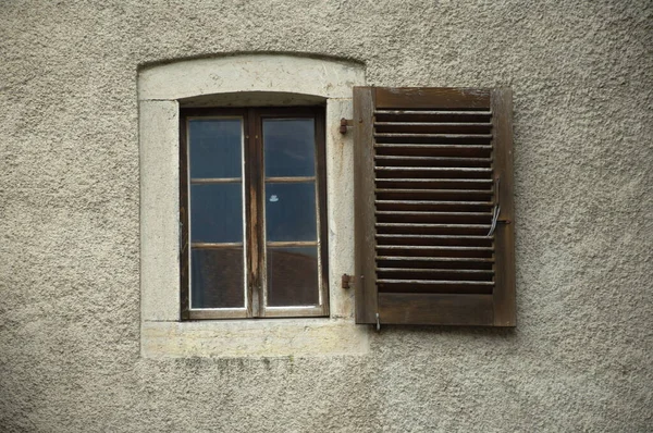 田舎の家の古い木造窓 — ストック写真