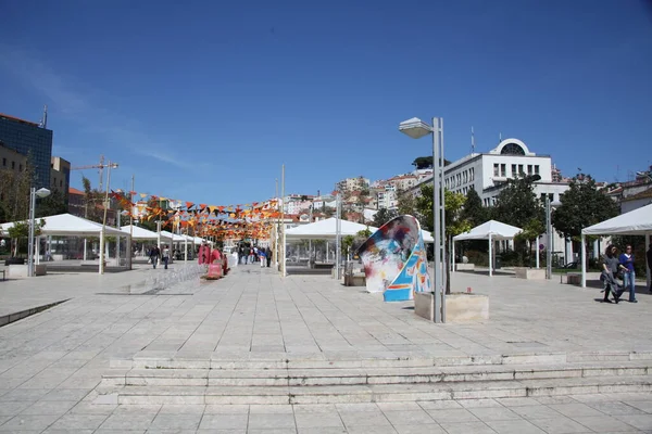 Modern Binanın Dışı