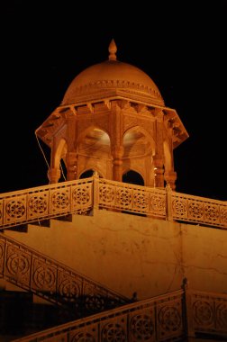 Hindistan kırsal kesimindeki terk edilmiş kale.