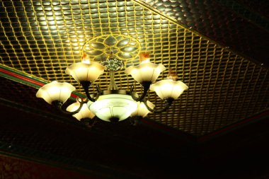 Modern bir binanın içinde.