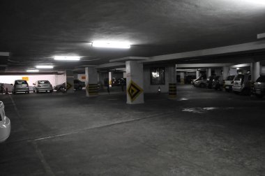 Otel otoparkında.