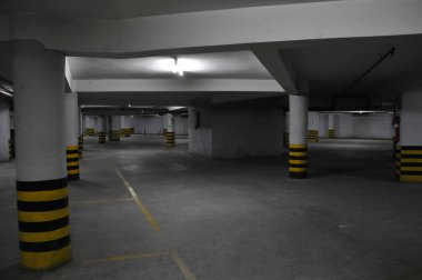 Otel otoparkında.