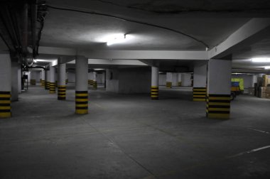 Otel otoparkında.