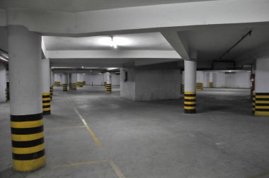 Otel otoparkında.