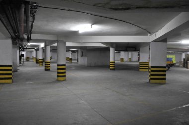 Otel otoparkında.