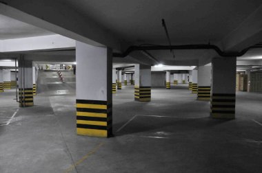 Otel otoparkında.