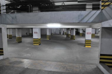 Otel otoparkında.