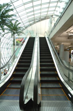 Alışveriş merkezinde yürüyen merdivenler.